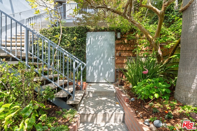 Building Photo - 631 Pier Ave