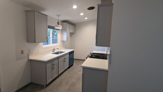 Building Photo - 533 W Tulare Ave