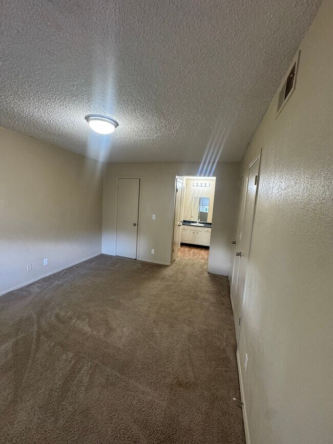 Foto del edificio - 2411 E 55th Pl