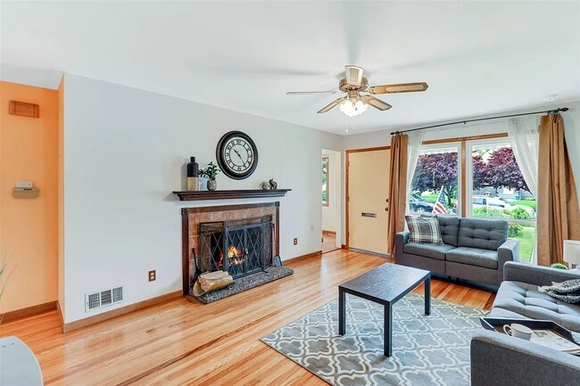 Building Photo - Available in Shadle 3 bedroom with large 2...