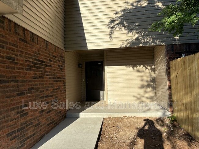 Building Photo - 9006 N Rockwell Dr
