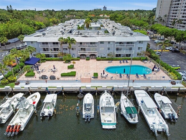 Foto del edificio - 100 Edgewater Dr