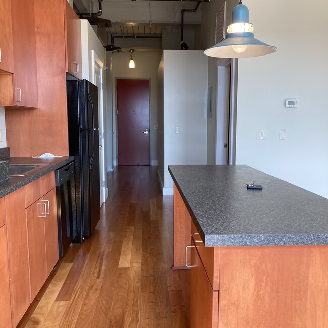 Entryway 2b/2b, 1067 sq ft - Walier Lofts