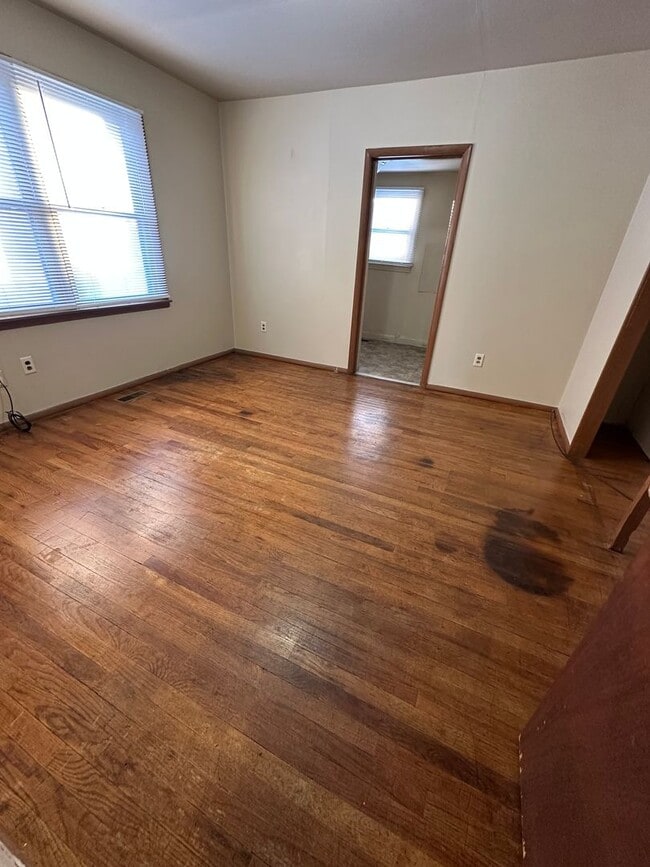 Building Photo - 2 Bedroom, 2 Bathroom House