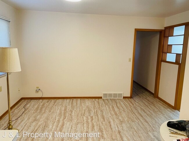 Building Photo - 3 br, 2 bath House - 1638 7 1/2 Avenue NE