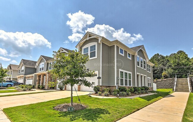 Building Photo - Charming End Unit 3BD/2.5BTH Townhome in P...