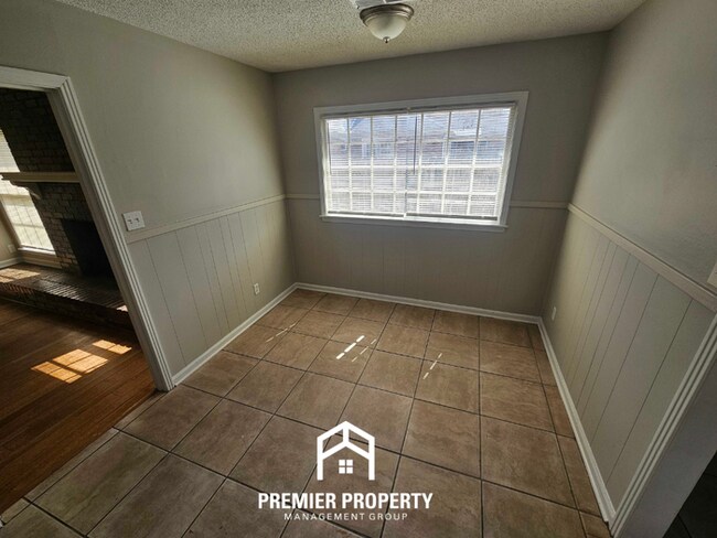 Foto del edificio - Classic 3BR/2BA Home in 38119 | Hardwood Floors, Fireplace & Formal Dining