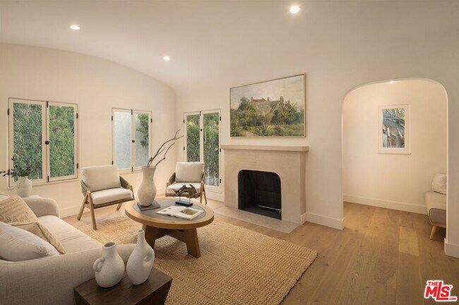 Foto del edificio - 8817 Ashcroft Ave