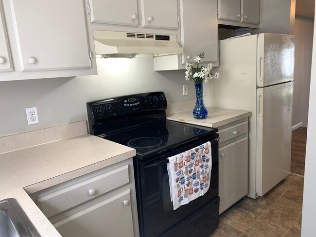 Building Photo - 593 Delzan Pl
