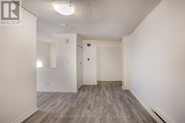 Building Photo - 638-638 Dufferin St