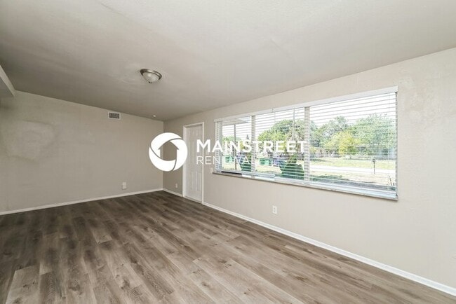 Building Photo - 3 Bedroom Pet-Friendly Home in Tampa, FL with Main Street Renewal