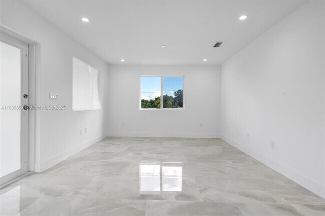 Foto del edificio - 2926 NW 58th St