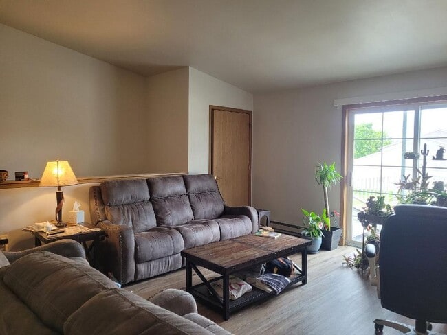 Building Photo - 451 Linden Dr