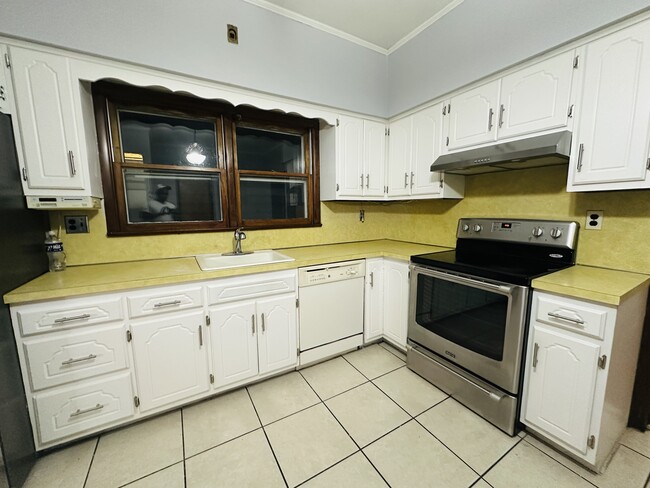 Building Photo - 127 Knapp Ave