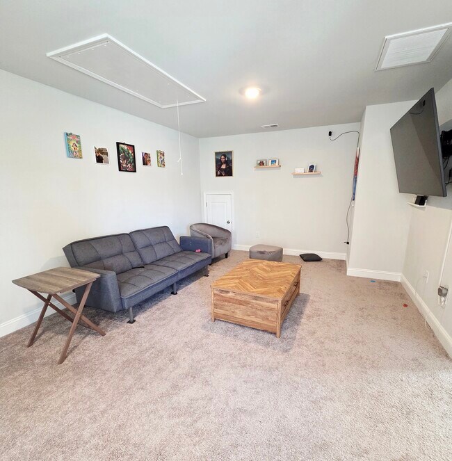 Foto del edificio - 2066 Ainsley Dr