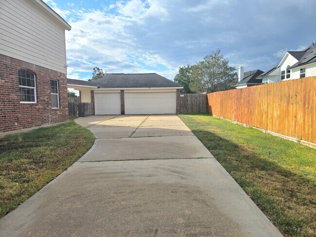 Foto del edificio - 20315 Lakeland Falls Dr