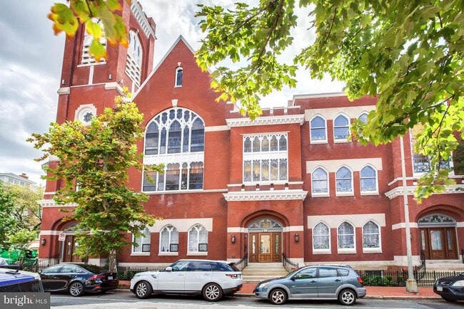Building Photo - 819 D St NE