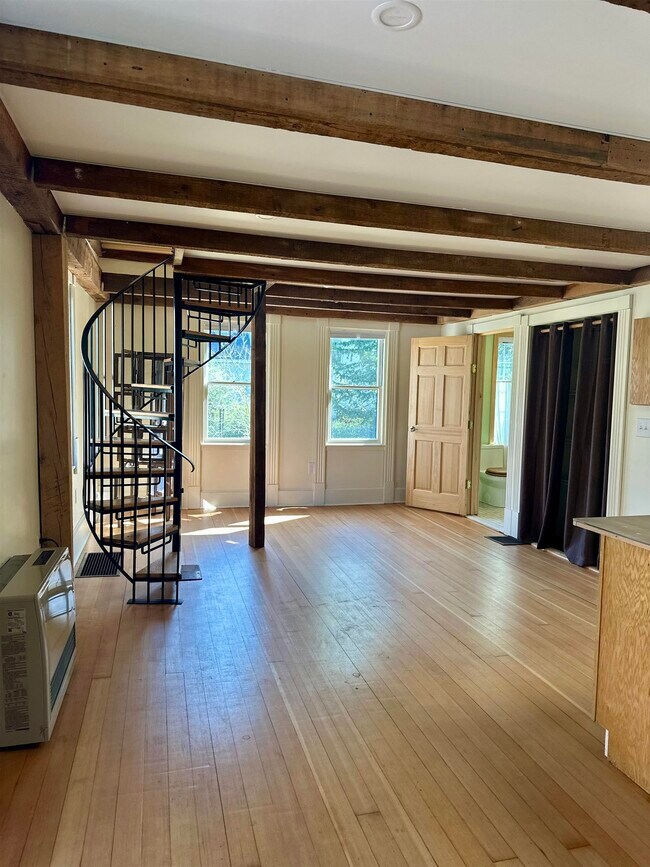Building Photo - 10 Waukewan St