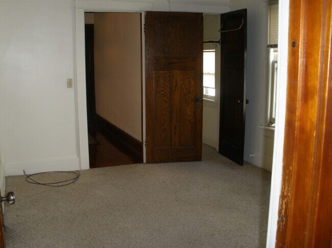 Foto del edificio - 3372 N Oakland Ave