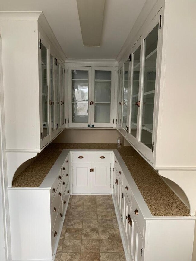 Building Photo - Extraordinary 6 bedroom 3 bath home with 2...