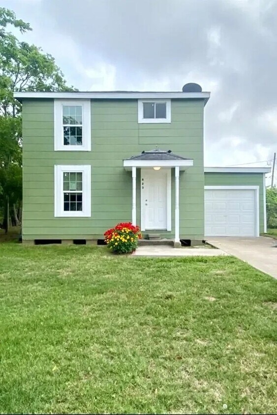 Foto principal - 623 W 5th St
