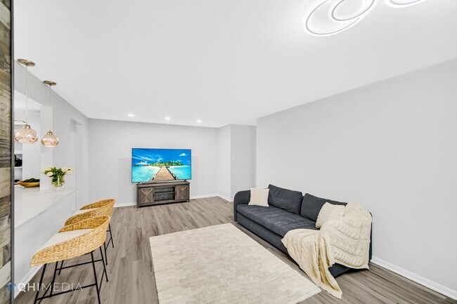 Building Photo - 726 Dempster St