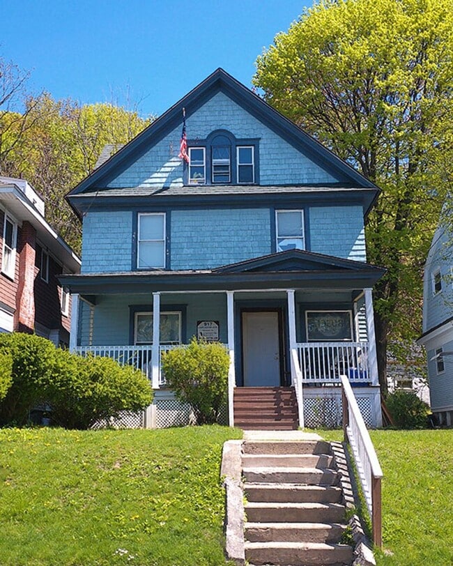 Building Photo - 917 Lancaster Ave