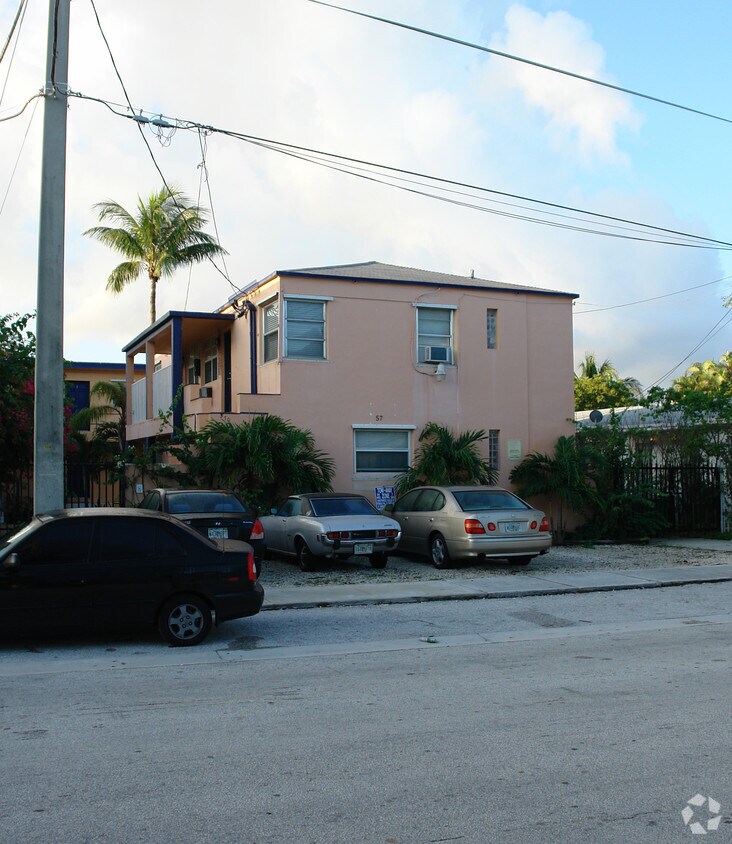 Foto del edificio - 570 NE 68th St