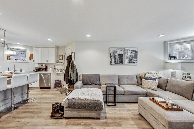 Foto del edificio - 1650 W Byron St