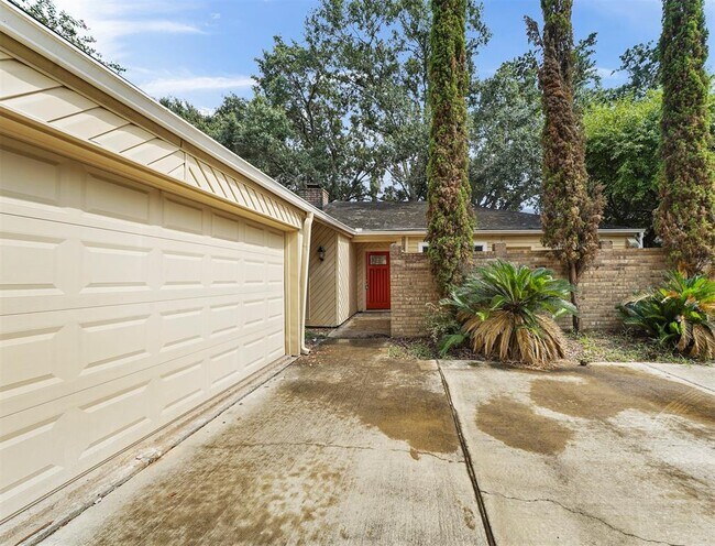 Building Photo - 13835 Oakwood Ln