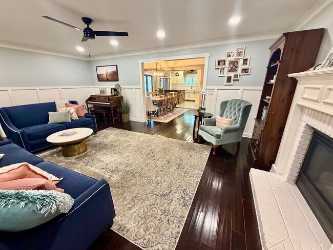 Building Photo - Gorgeous 4 Bedroom Home!!