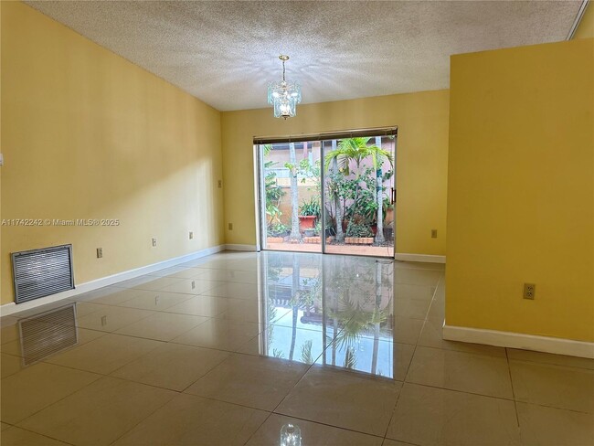 Foto del edificio - 8228 NW 199th Terrace