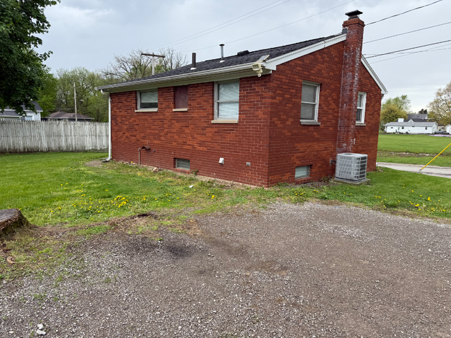 Building Photo - 913 Fox St