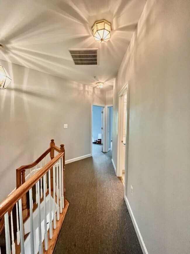 Building Photo - Spacious and bright 3 BR 3.5 BA TH with ga...
