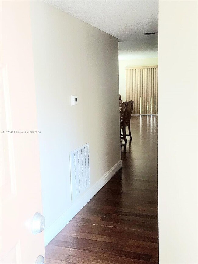 Foto del edificio - 1600 SW 127th Way
