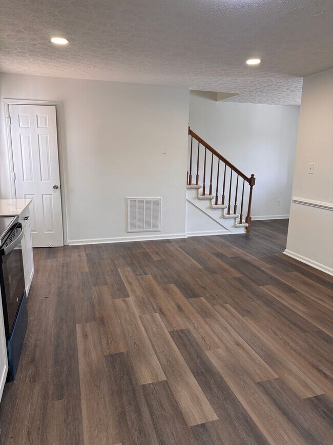 Building Photo - 3 Bedroom || 1.5 Bathroom Townhome