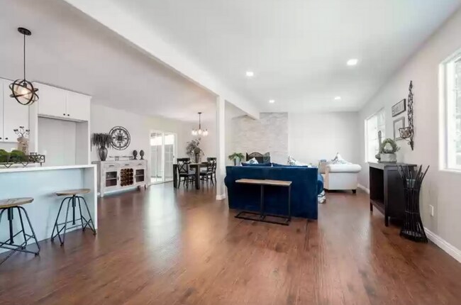 Foto del edificio - 5 Bedroom Updated Clairemont Home (Perfect...