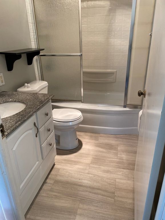 Full Bathroom - 32 Meadow Dr
