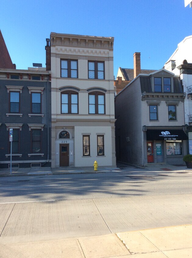 Primary Photo - 225 W 9th St