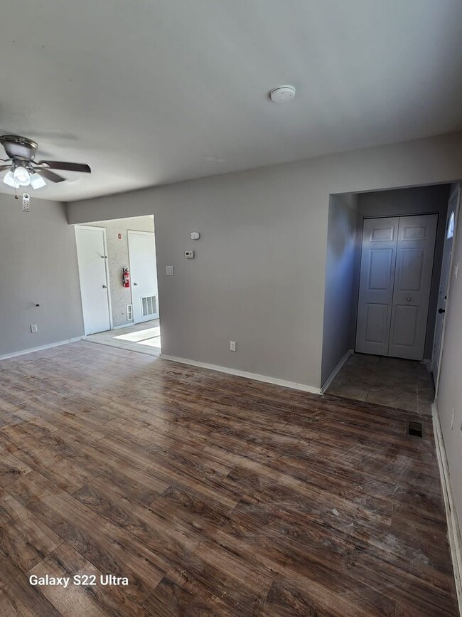 Building Photo - Spacious 2 Bedroom TownHouse!