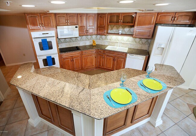 Foto del edificio - 3 bedroom  three bath
