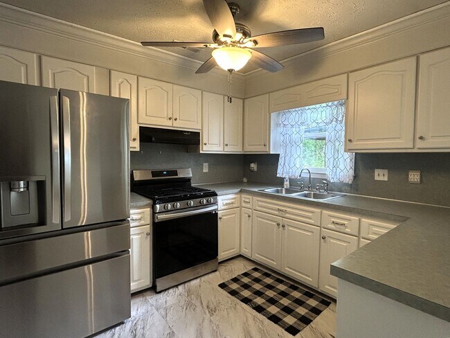 Foto del edificio - Charming Split-Level Home with Spacious Ya...