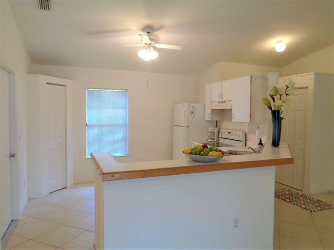 Foto del edificio - 741 17th Ln SW