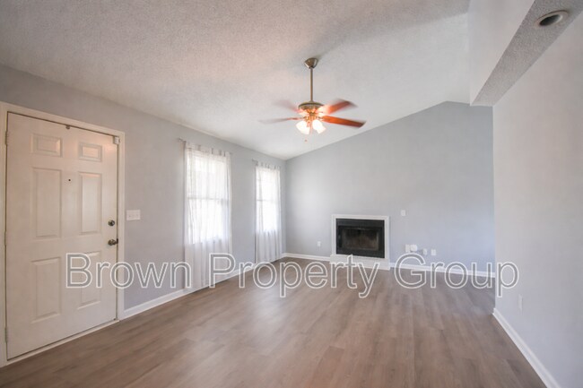 Foto del edificio - 5598 Windy Knoll Pl