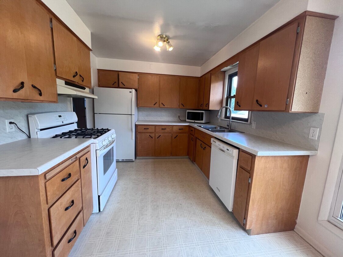 Primary Photo - Four Bedroom Home Close to Downtown Grand ...