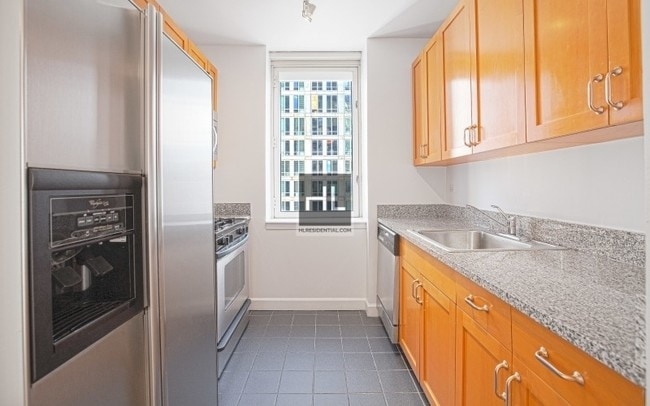 Building Photo - 420 W 42nd St