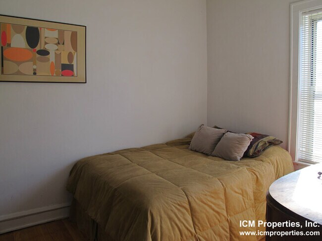Building Photo - 4817 N Wolcott Ave