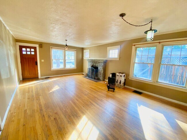 Building Photo - Cute and Cozy House, 3 Bed 2 Bath Home!