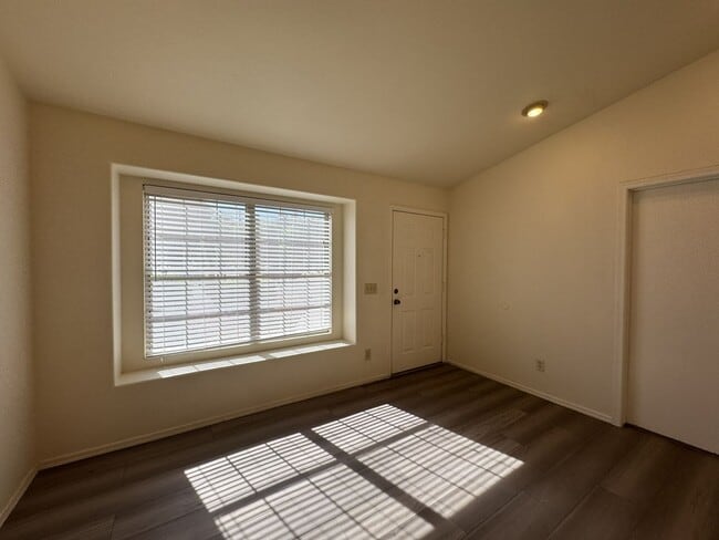 Foto del edificio - 4 BEDROOMS CULDESAC LOT ACROSS FROM PARK