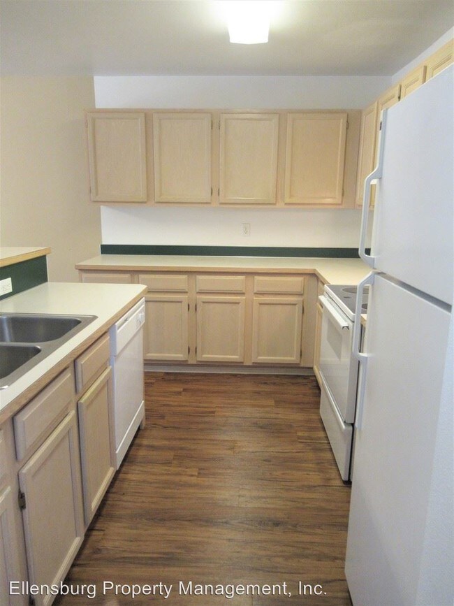 Building Photo - 3 br, 2.5 bath Apartment - 406 E Helena Ave.